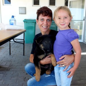 â€˜n Trotse Selah Huyser (3) met haar â€œgemicrochipâ€ hondjie, Sassi-Kita saam met Adri Nel van For Pets Sake Doggy Parlour